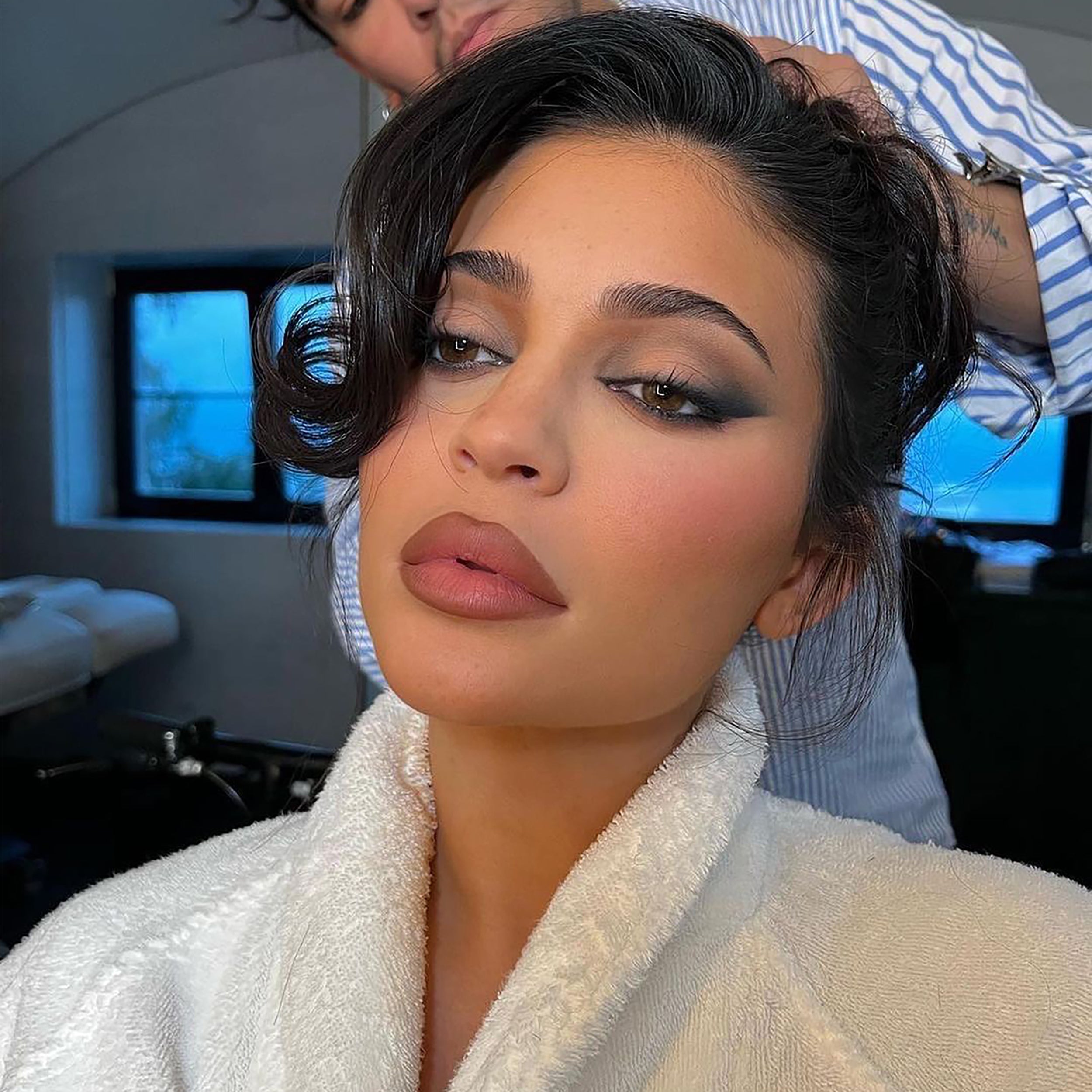 Kylie_PortofinoLook_TranslucentSettingPowder_WS.jpg